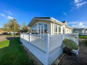 Stunning Caravan With Decking At Hopton Holiday Park In Norfolk Ref 80023W - فريتون نورفولك