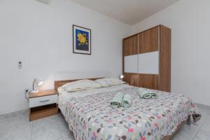 Apartments by the sea Igrane, Makarska - 23620