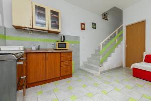 Apartments by the sea Igrane, Makarska - 23620