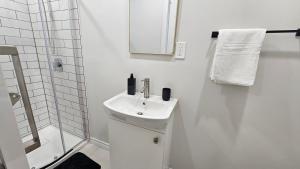 Garden Ave Home 1mins to HWY 403