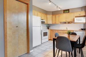 Cozy Condo with Epic Mountain Views, Parking, Air Con