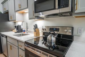 Bright and Modern Studio in Louisville # 105