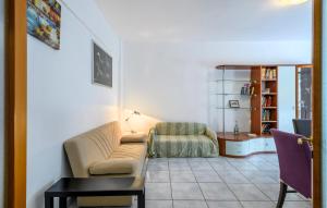 3 Bedroom Cozy Apartment In Pescara