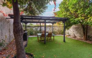 2 Bedroom Nice Apartment In Pula 