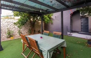 2 Bedroom Nice Apartment In Pula