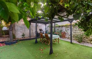 2 Bedroom Nice Apartment In Pula