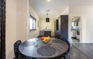 2 Bedroom Nice Apartment In Pula 
