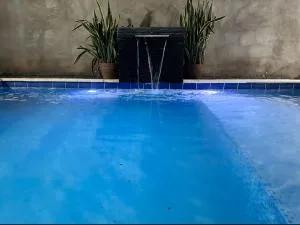 Habitación y piscina en casa compartida - Capiatá