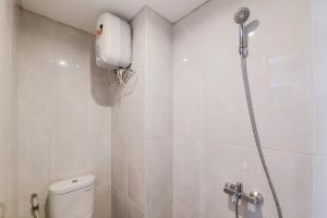 Homey and Cozy Studio Room Serpong Garden Apartment By Travelio