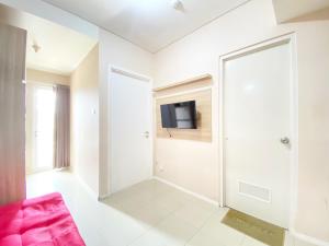 Cozy and Clean 1BR Apartment at Parahyangan Residence By Travelio