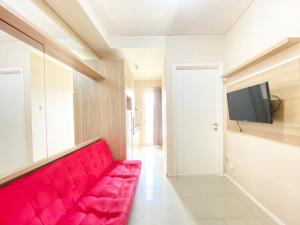 Cozy and Clean 1BR Apartment at Parahyangan Residence By Travelio