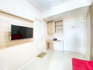 Cozy and Clean 1BR Apartment at Parahyangan Residence By Travelio