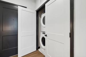 CozySuites Mass with parking lounge & roof deck #22