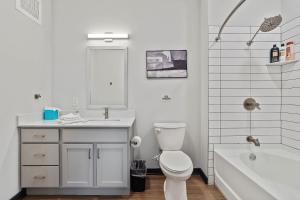 CozySuites Mass with parking lounge & roof deck #34