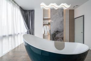 Saturn Hotel