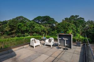 SaffronStays Glasshouse 91 - 4BR luxury villa with pool, art installations, lawns & outdoor dining