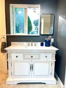 2 Private Bedroom Suites with Hot Tub