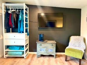 2 Private Bedroom Suites with Hot Tub