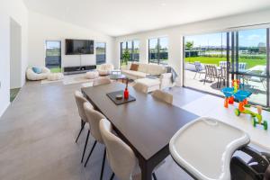 Elegant 4BR Retreat with Garage, Family friendly