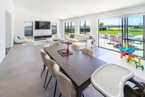 Elegant 4BR Retreat with Garage, Family friendly - 林肯