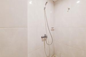 Cozy and Modern Studio at Serpong Garden Apartment By Travelio