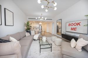 Free housekeeping visits during your stay - StayShort - Warm and Earthy 1-Bedroom Apartment Perfect for Family in Madinat Jumeirah Living!
