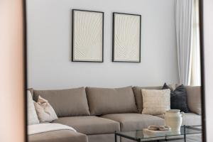 Free housekeeping visits during your stay - StayShort - Warm and Earthy 1-Bedroom Apartment Perfect for Family in Madinat Jumeirah Living!