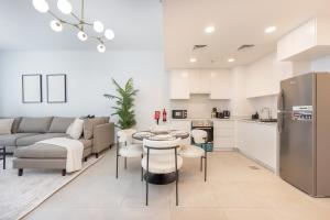 Free housekeeping visits during your stay - StayShort - Warm and Earthy 1-Bedroom Apartment Perfect for Family in Madinat Jumeirah Living!