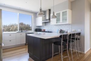 Treetop Tides - Scenic Tootgarook Coastal Getaway