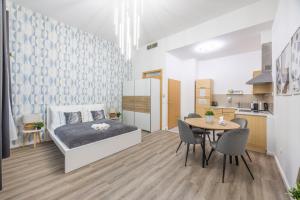 Charming City Center Suite w 2 BEDRMS in The Gozsdu Garden