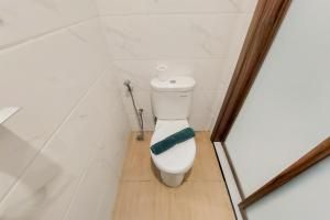 Simple and Cozy Stay Studio Sky House Alam Sutera Apartment By Travelio