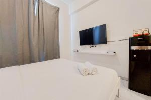 Simple and Cozy Stay Studio Sky House Alam Sutera Apartment By Travelio