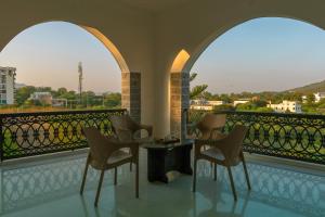 Casa Romana- Indulgent Comfort in Lake and Hill View Rooms