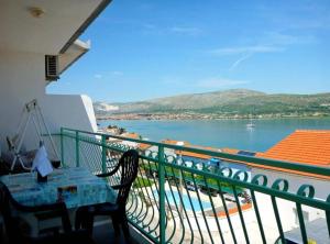 Beachfront Mastrinka Apartments with Sea View