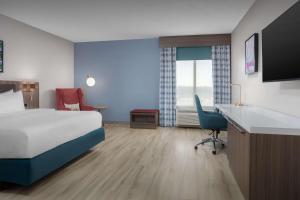 King Room with Bath Tub - Mobility Access room in Hilton Garden Inn Tuscaloosa