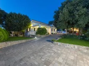 Idyllic Escape Villa Maretici with Pool and Private Garden - Unešić