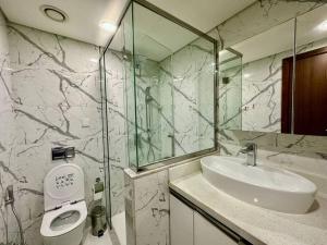Modern Furnished Studio with Canal View , High Floor