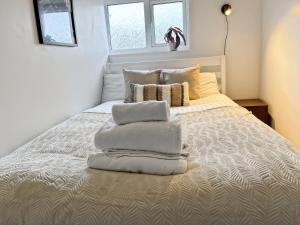 Cozy Hideaway With Hot Tub Sauna Sleeps 7