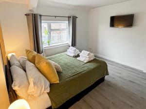 Cozy Hideaway With Hot Tub Sauna Sleeps 7