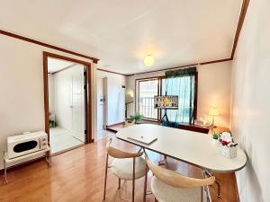 New, 3min to Hapjeong St, Airport bus stop, 8min to Hongdae & Mangwon Market, Han River Park, 2BR 3QB full of sunshine, Hotel bedding, City Nature