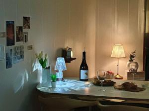 New, 3min to Hapjeong St, Airport bus stop, 8min to Hongdae & Mangwon Market, Han River Park, 2BR 3QB full of sunshine, Hotel bedding, City Nature