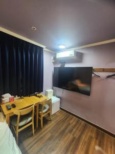 Phòng Giường Đôi Có Phòng Tắm Riêng (Double Room with Private Bathroom)