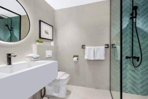 Burj Khalifa View 2BR Steps from Dubai Mall & Metro