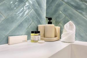 Burj Khalifa View 2BR Steps from Dubai Mall & Metro