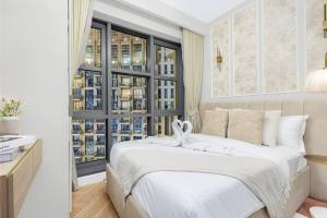 Burj Khalifa View 2BR Steps from Dubai Mall & Metro