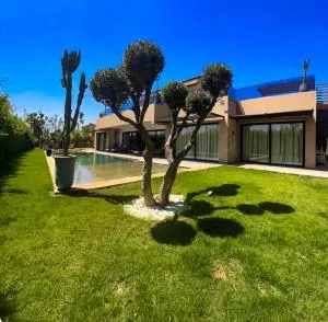 Villa in Marrakech - 5 Suites, Heated Pool, Jacuzzi, Transportation, Volleyball & Padle Court, Complimentary Breakfast - El Harkat