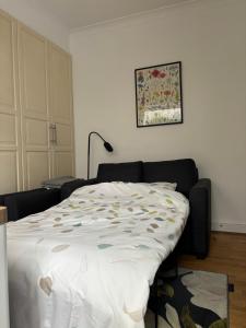 Kensington apartment with 2 bedrooms 1 living room and Patio