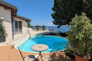 Villetta con Piscina su Terrazza vista mare - بوسانا نوفا