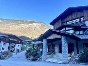 Appartements Les 3 Vallees, Appartement Montagnard avec Spa et Piscine : Appartement 1 Chambre avec Balcon et Vue sur les Montagnes 