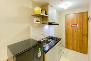 Homey and Well Furnished Studio Gateway Park LRT City Jatibening Apartment By Travelio